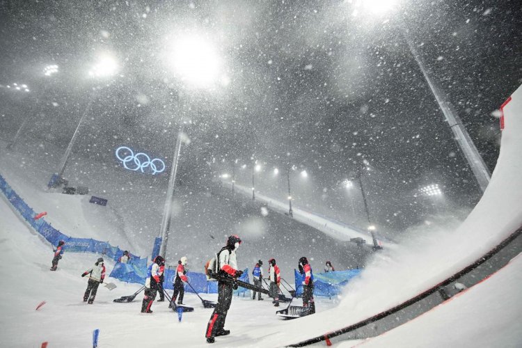 Olympics Overnight: Rare snowstorm causes chaos in Beijing, Steven Dubois wins another medal, plus the debut of monobob