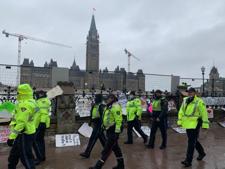 Convoy protests: More fencing erected as police begin enforcements to end trucker-led convoy protest in Ottawa