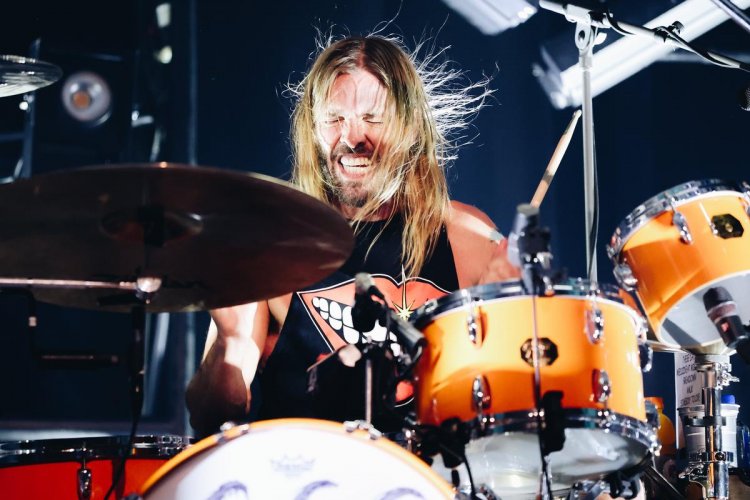 Musicians, fans mourn loss of Foo Fighters drummer Taylor Hawkins
