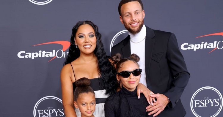 Stephen and Ayesha Curry Hit the 2022 ESPY Awards Red Carpet With Their Daughters