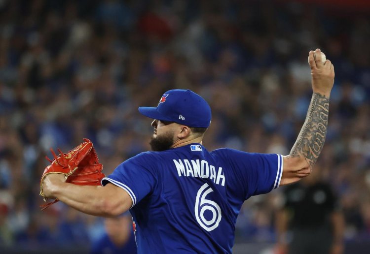 Rosie DiManno: Alek Manoah gets his playoff legs an inning too late for the Blue Jays